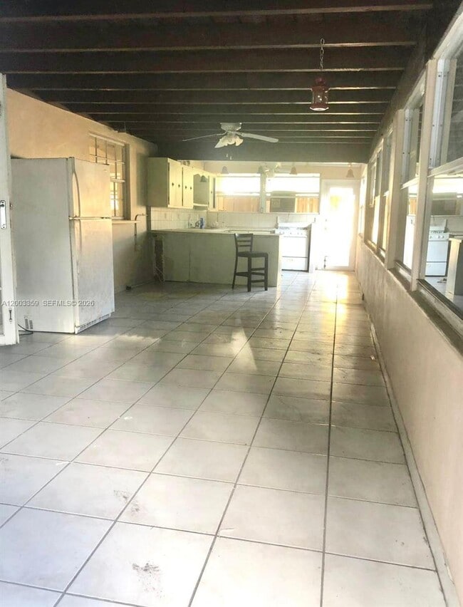 Building Photo - 4900 SW 36th Ct