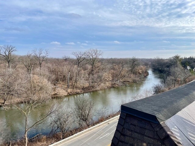 Building Photo - 960 S River Rd