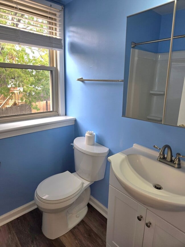 Building Photo - Spacious Five Bedroom