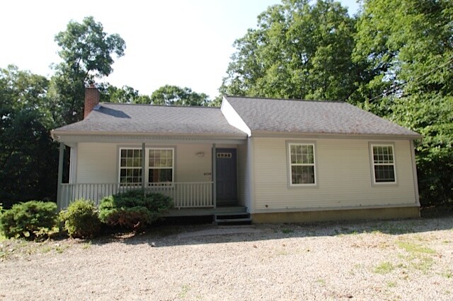 Newer house, 1.5 miles to UConn, large backyard, cathedral ceilings, open layout - 406 South Eagleville Road