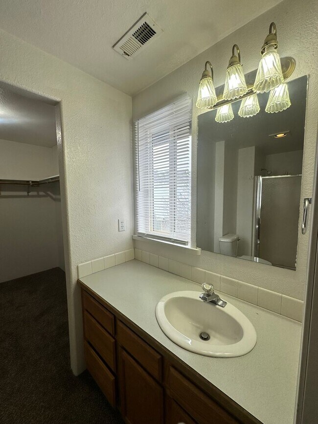 Building Photo - 1409 Maple St