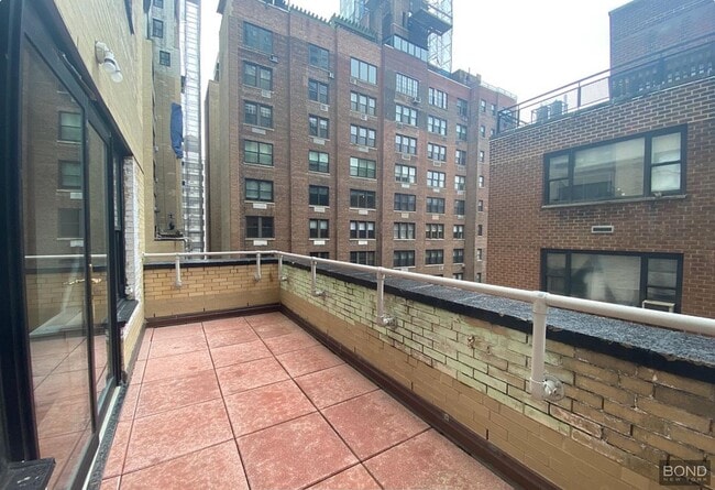 Building Photo - 400 E 57th St