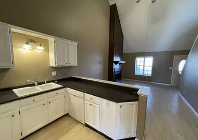 Building Photo - Charming 3 Bed / 2 Bath Home with Fenced Y...
