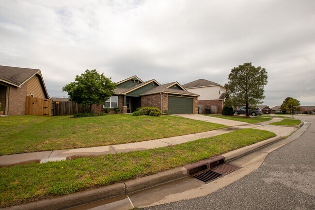 Building Photo - 3 Bed / 2 Bath in Owasso!