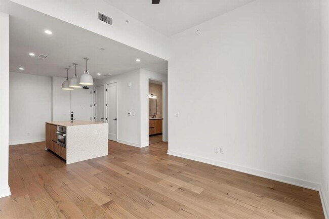 Building Photo - 84 East Ave