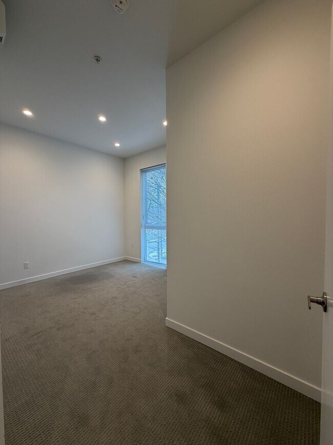 Building Photo - 2001 W 7th Ave