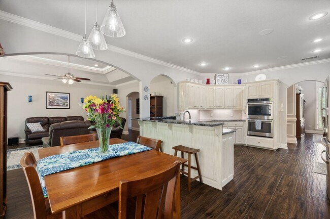 Building Photo - Luxury Living