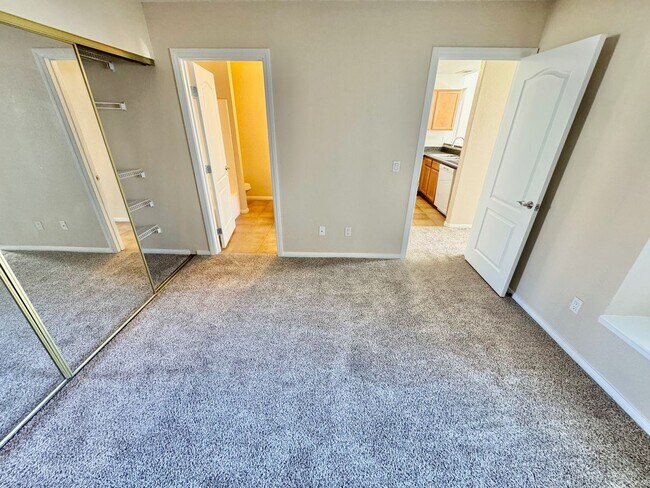 Building Photo - CUTE 2ND FLOOR UNIT, 2 BEDROOM/2 BATH CONDO!