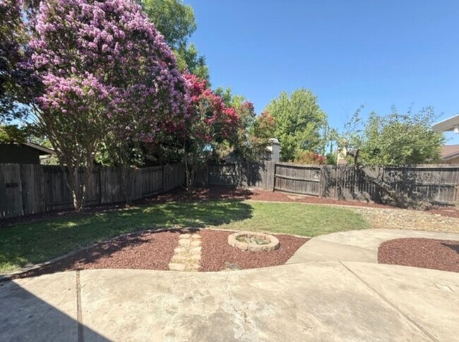 Building Photo - Remodeled 3 Bedroom Home in Roseville for Rent