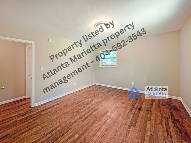 Building Photo - Charming Renovated Ranch on Private Wooded...