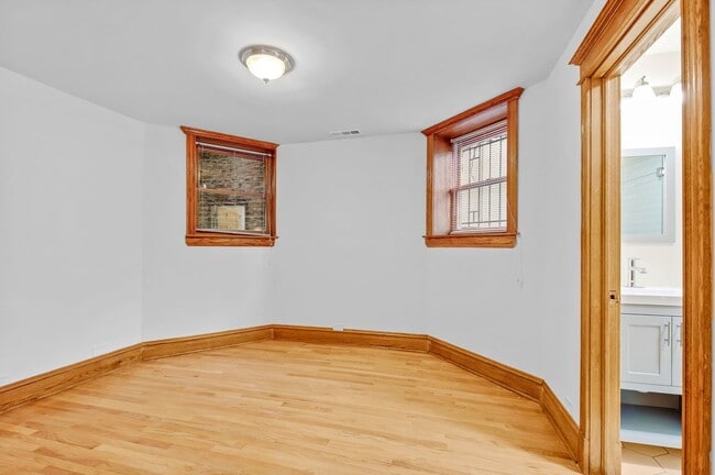 Building Photo - 1415 W Belle Plaine Ave