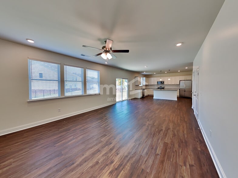 Building Photo - 768 Carnaby Ln