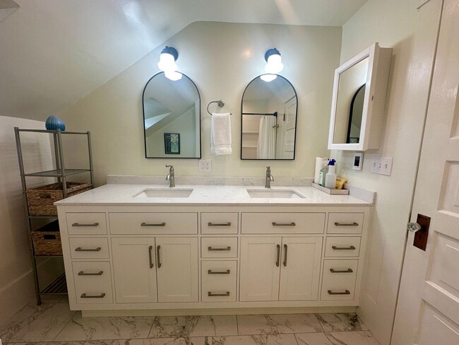 Building Photo - Furnished 2 bedroom Craftsman Apartment