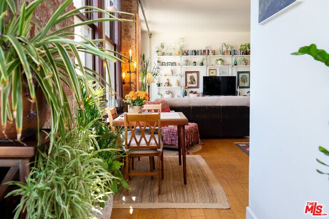 Building Photo - 460 S Spring St