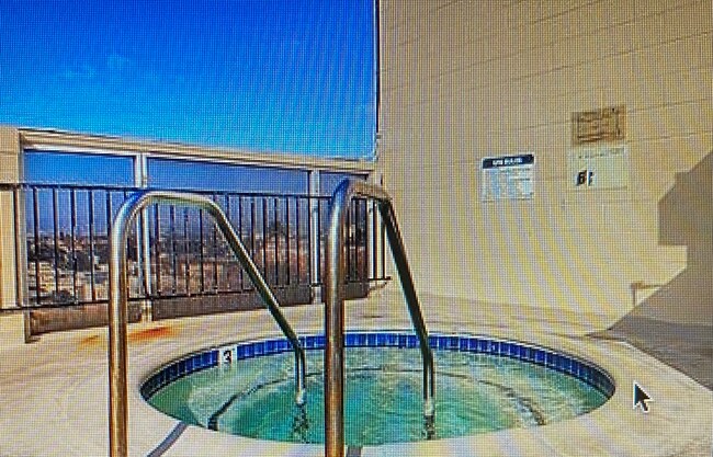 Jacuzzi - 421 S La Fayette Park Pl