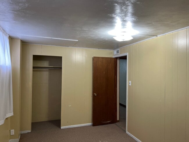 Building Photo - Amazing price amazing location 3+ bedroom ...