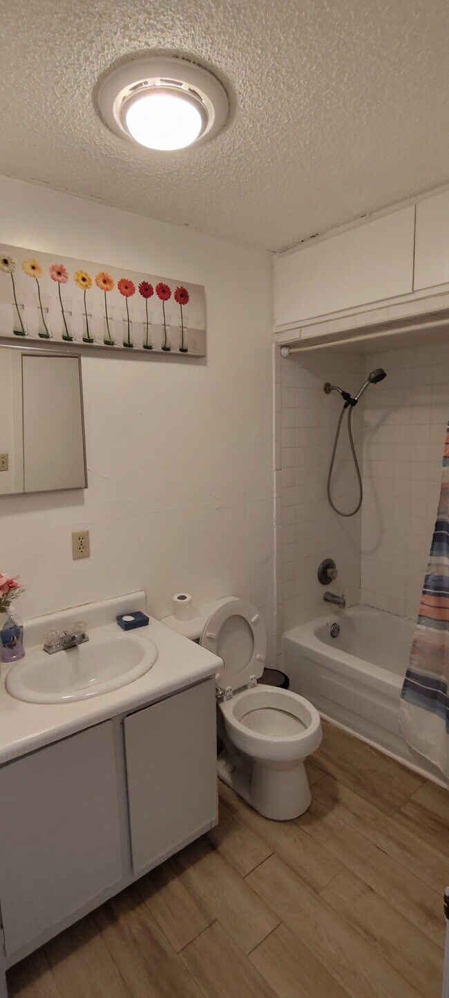 Building Photo - Cozy 1 Bed, 1 Bath Duplex A Block From Woodlawn Lake