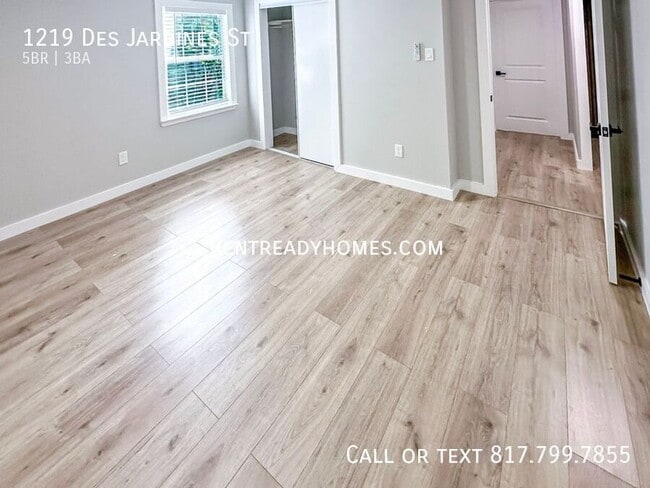 Building Photo - 1219 Des Jardines St