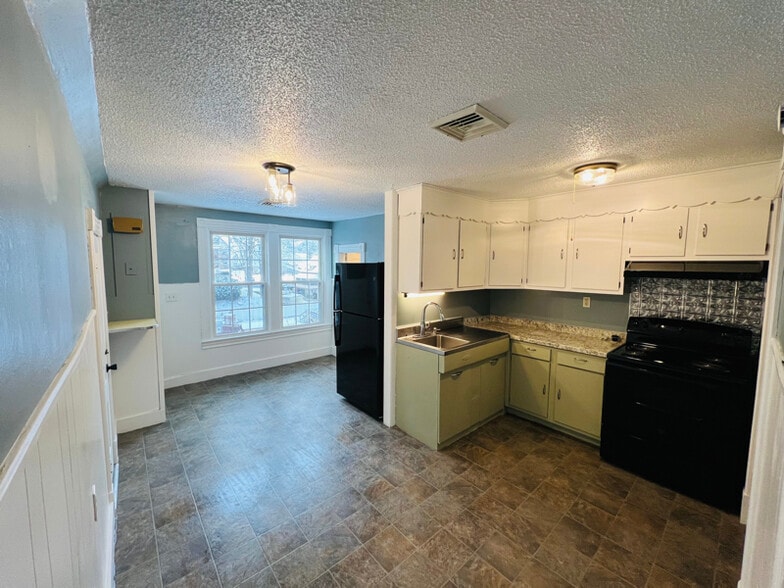 Building Photo - 40 Hewitt St