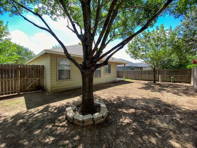 Building Photo - 1 STORY 3 BEDROOM WITH AN OFFICE AND 2 BATHROOM.