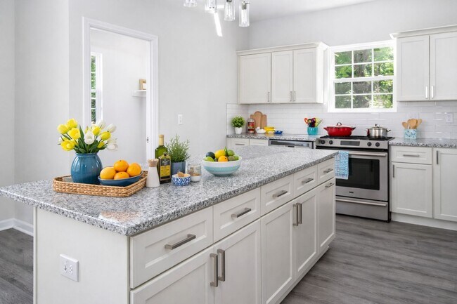 Building Photo - !! SPECIAL HALF OFF SECOND MONTH'S RENT!!! Updated 3BR 2BA  Home w/ Renovated Kitchen near Downto...