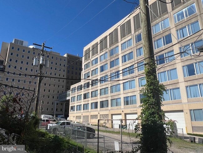 Building Photo - 834 N Washington St
