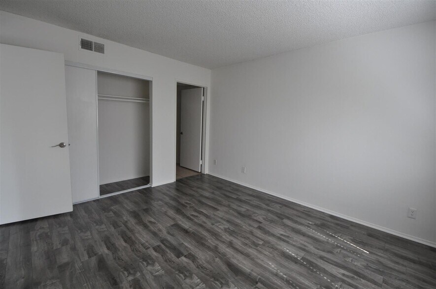 Building Photo - 12249 Oxnard St