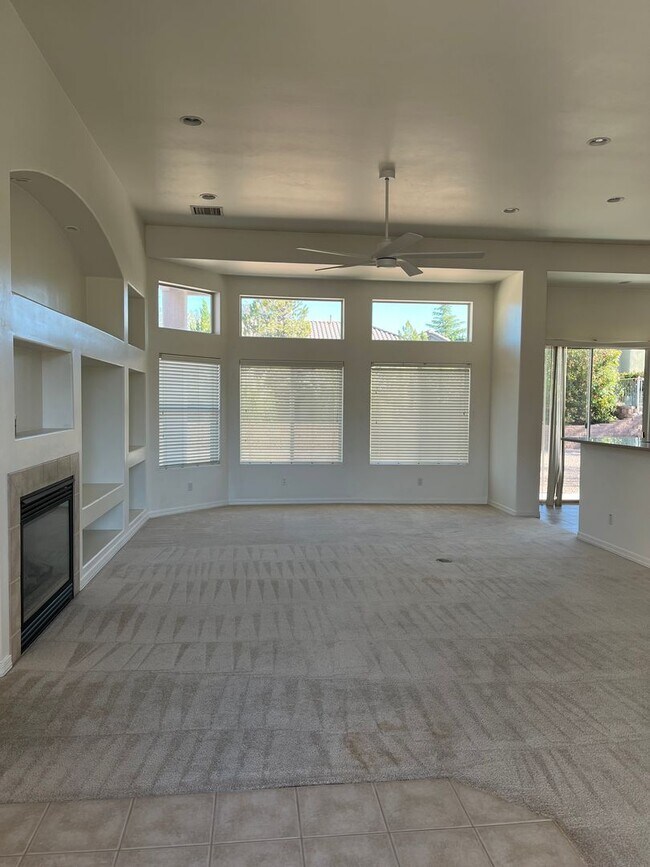 Building Photo - Elegant, spacious 3/2.5 home in gated LaPrivada