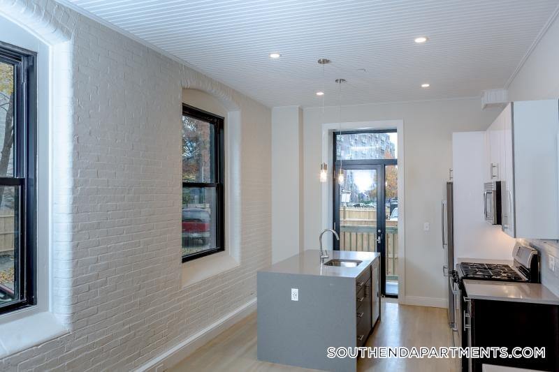 Building Photo - 11 Newcomb St