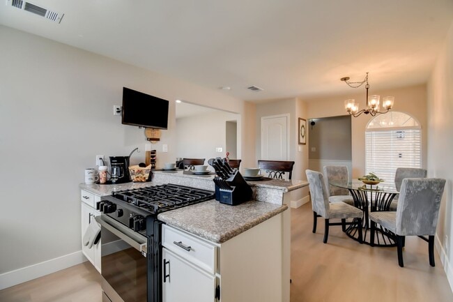 Building Photo - Fabulous 3-bedroom 2-bathroom home