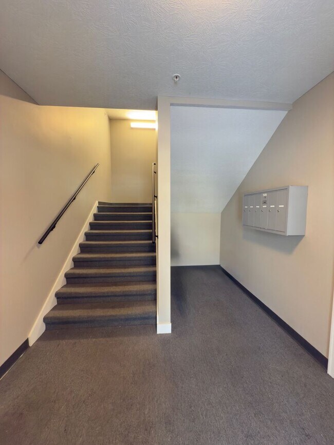 Building Photo - Newer 1 Bed 1 Bath apartment