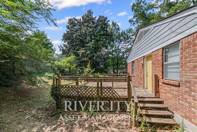 Building Photo - Big 4 bedroom, 1-Bathroom Home In Frayser!...