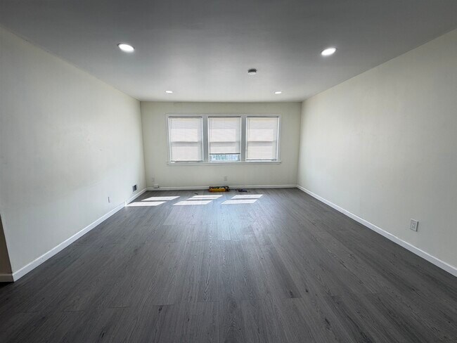 Building Photo - 10 Briarwood Rd