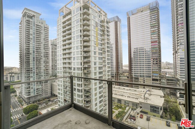 Building Photo - 1100 S Hope St