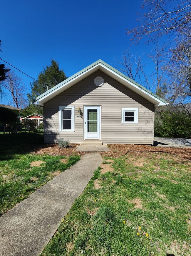 Building Photo - Black Mountain Cottage