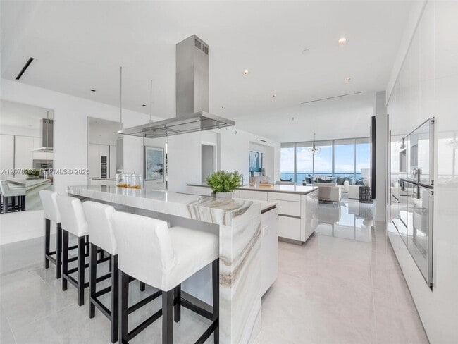 Building Photo - 18501 Collins Ave