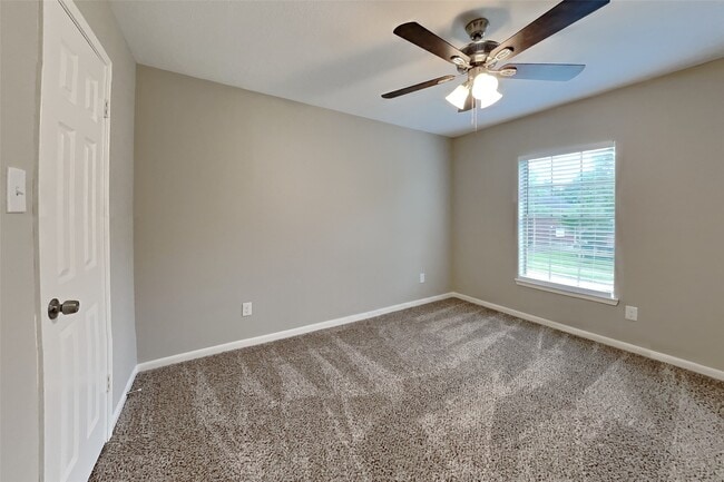 Building Photo - 702 Fernglade Dr