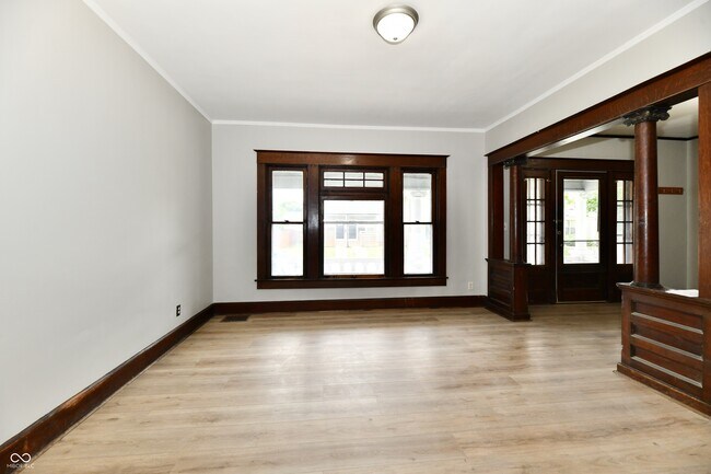 Building Photo - 852 N Rural St