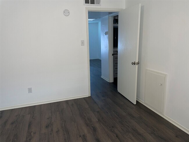 Building Photo - 1110 W Tri Oaks Ln