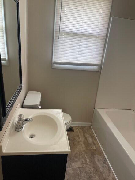 Building Photo - 1190 Rossview Rd