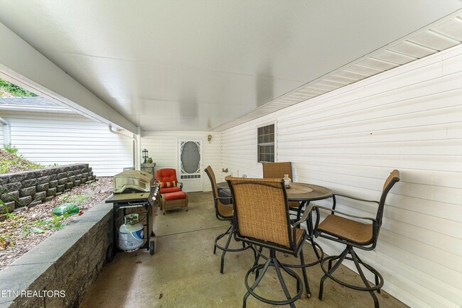 Building Photo - 519 Country Oaks Dr