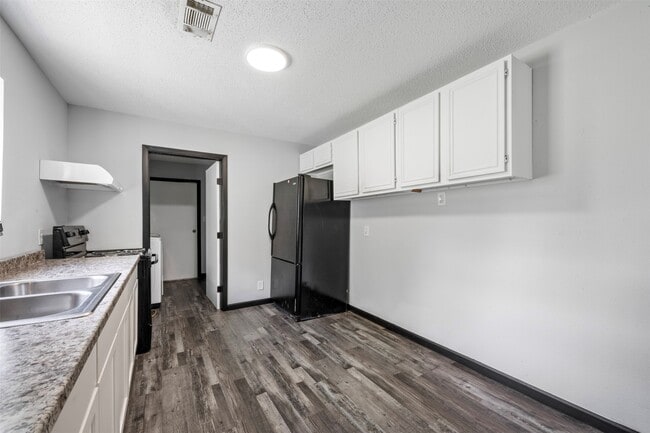 Building Photo - 541 Trails End Dr