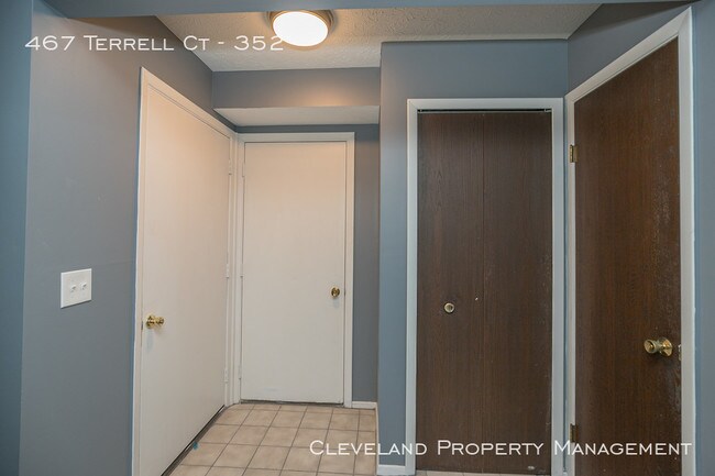 Building Photo - 2 Bedroom Richmond Hts Condo