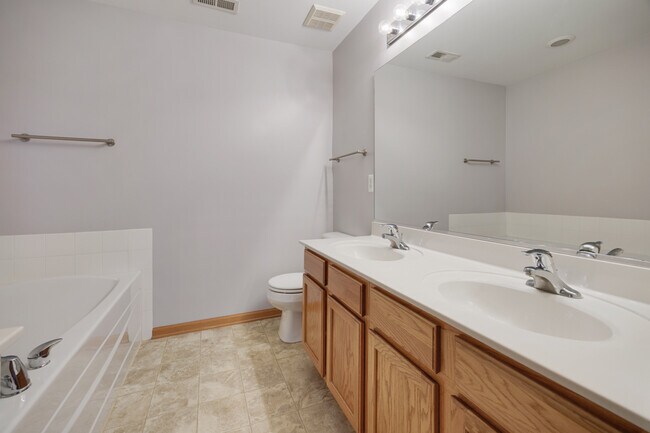 Building Photo - 2614 Loren Ln