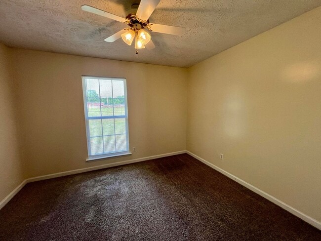 Building Photo - 1BR 1BA Water Included - Venture Point Apartments A-6