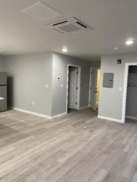 Building Photo - 140 S Easton Rd