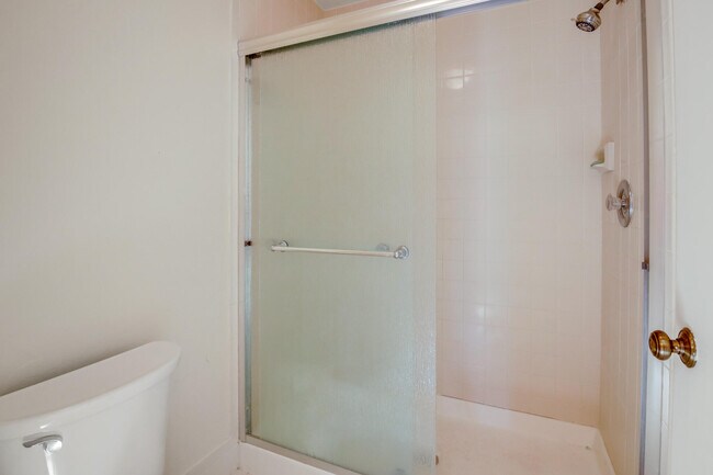 Building Photo - 3340 Lucerne Park Dr