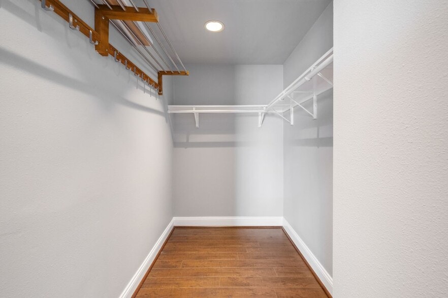 Building Photo - 1115 S Elm Dr