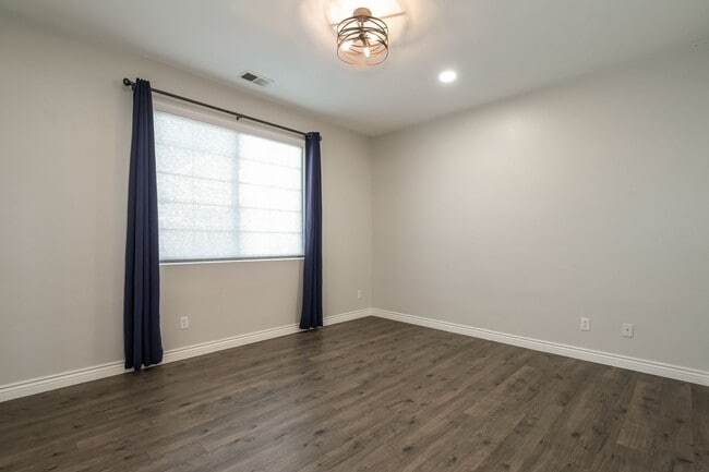 Building Photo - Bright & Airy 3 Bed/2 Bath with Attached Garage