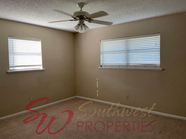 Building Photo - 3/2 Brick home in a quiet family neighborhood